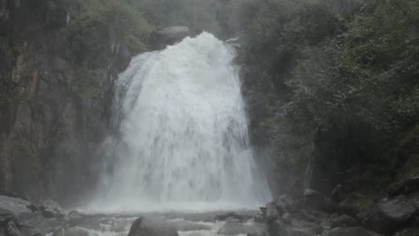 Prachtige Korbu waterval — Stockvideo