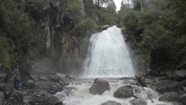 Prachtige Korbu waterval — Stockvideo