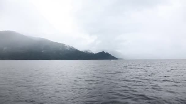 Красиві Гори Вкриті Туманом Озері — стокове відео
