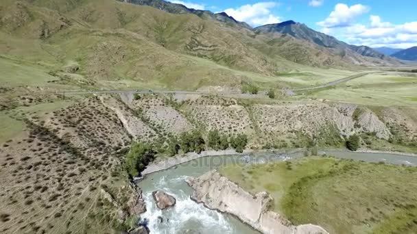 Hermoso río en las montañas — Vídeos de Stock