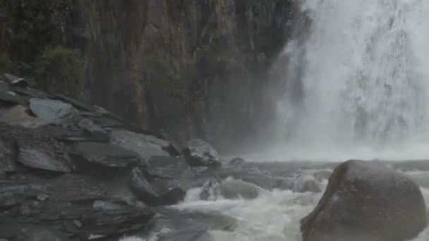 Prachtige Korbu waterval — Stockvideo