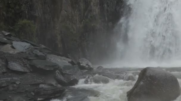 Hermosa cascada Korbu — Vídeo de stock