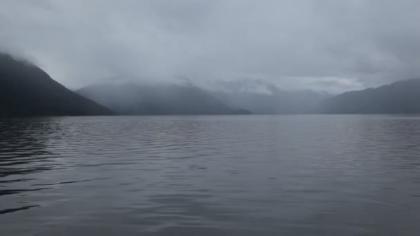 Majestätiska dimmiga bergen — Stockvideo