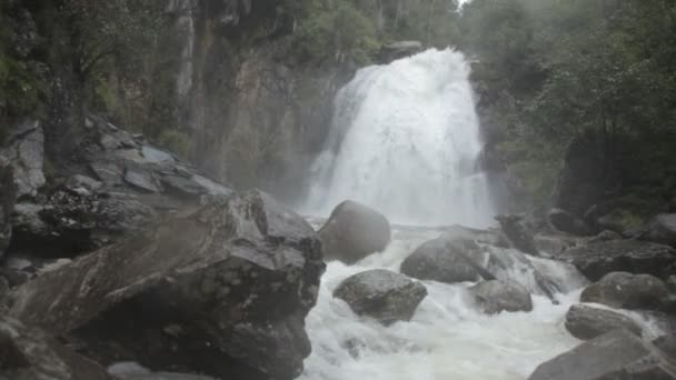 Красивий водоспад Korbu — стокове відео