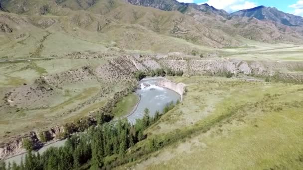 Hermoso río en las montañas — Vídeos de Stock