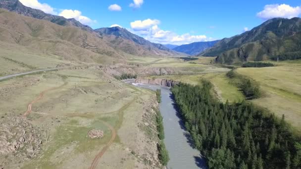 Hermoso río en las montañas — Vídeos de Stock