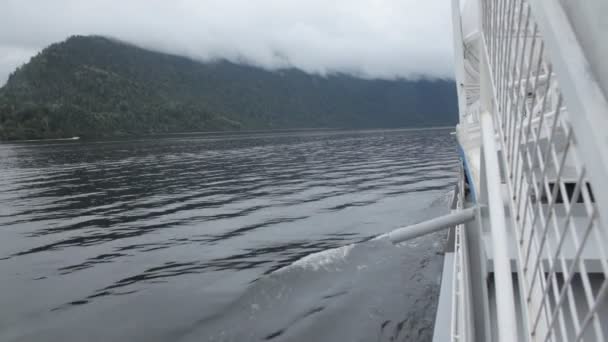 从船上看湖和周围的山脉 — 图库视频影像