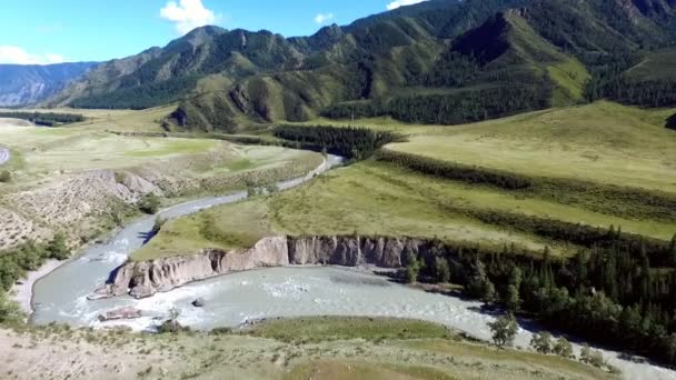 Красива річка в горах — стокове відео