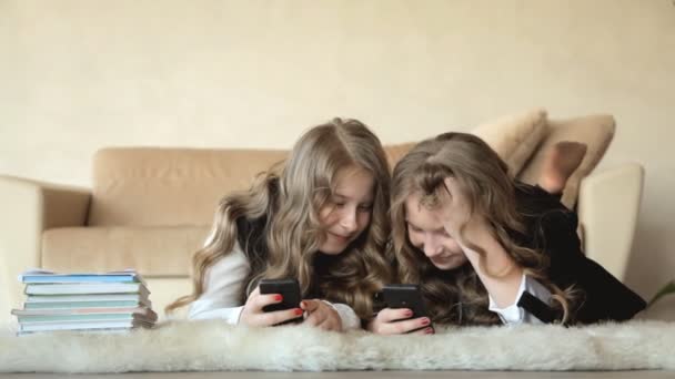 Дівчата за допомогою смартфонів — стокове відео