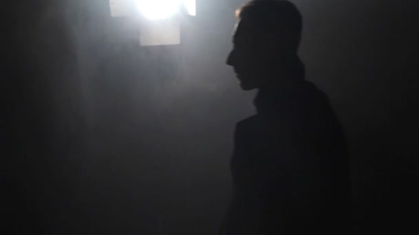 Hombre Silueta Sombrero Cuarto Oscuro — Vídeo de stock © sigma1850 ... Hombre Silueta Sombrero Cuarto Oscuro — Vídeo de stock © sigma1850 ...