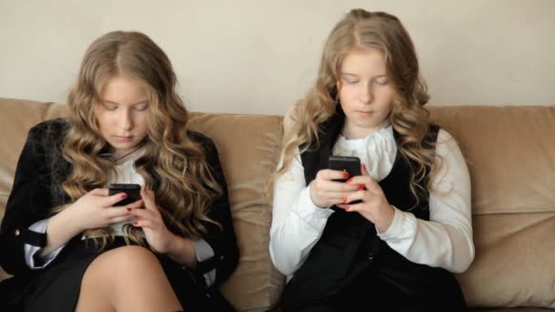 Meisjes met behulp van smartphones — Stockvideo