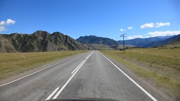 汽车行驶在山路上 — 图库视频影像