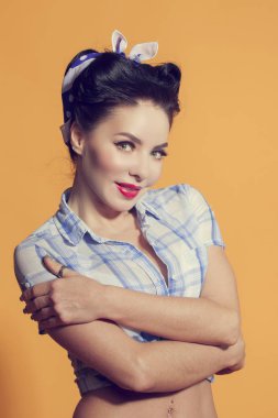 elleriyle sarılma pin-up tarzı genç kadın
