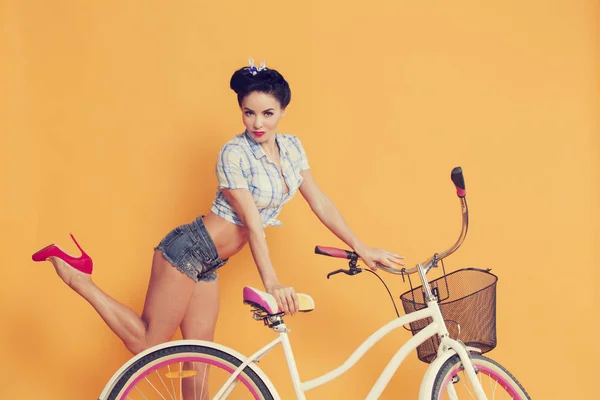 Schöne Junge Frau Pin Stil Mit Einem Fahrrad — Stockfoto