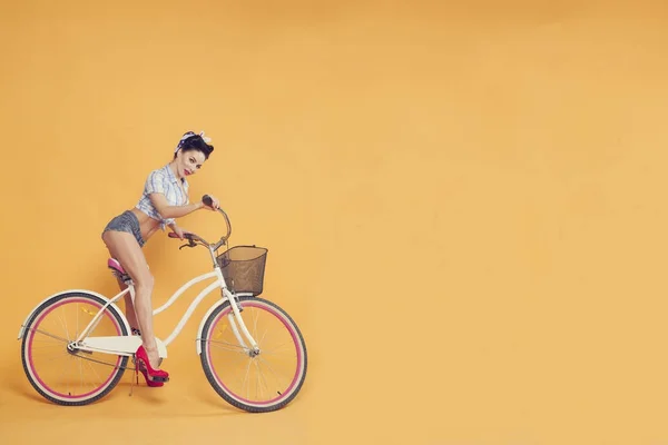 Bela Jovem Mulher Sapatos Vermelhos Bicicleta — Fotografia de Stock