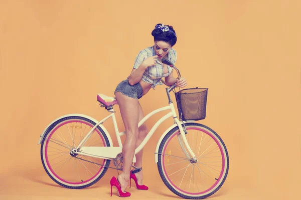 Молода Жінка Старим Велосипедом Жовтому Фоні — стокове фото