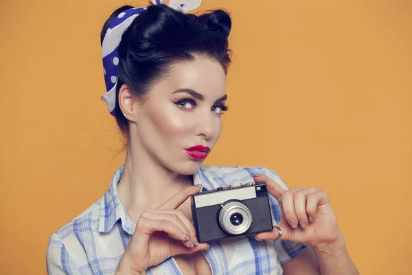 Young Woman Camera Yellow Background — Stock Photo, Image