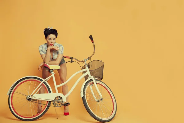 Молода Жінка Спирається Сидіння Велосипеда — стокове фото
