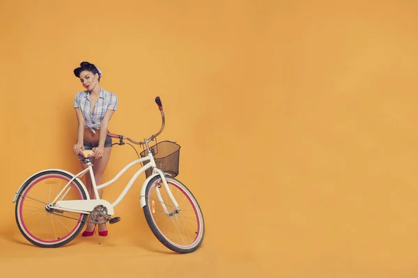 Молода Жінка Спирається Сидіння Велосипеда — стокове фото