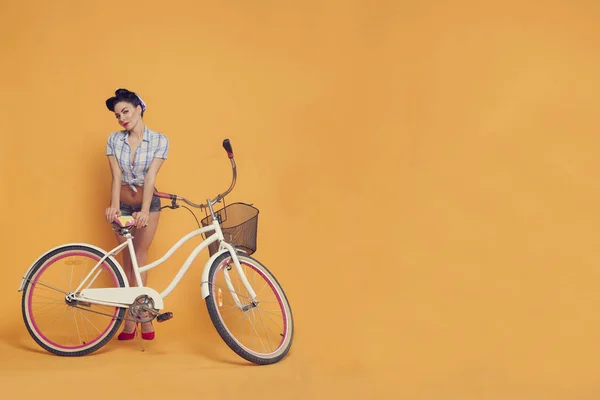 Jonge Vrouw Leunt Een Stoel Van Een Fiets — Stockfoto