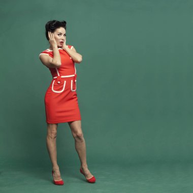 kız yüz duran yeşil arka plan üzerinde ellerini tutar