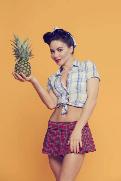 Mooi Meisje Retro Stijl Houdt Van Een Ananas — Stockfoto
