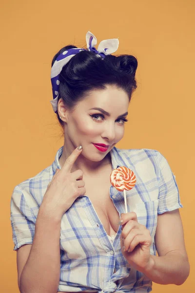 Mooi Meisje Met Lollipop Volle Hoogte Een Gele Achtergrond — Stockfoto