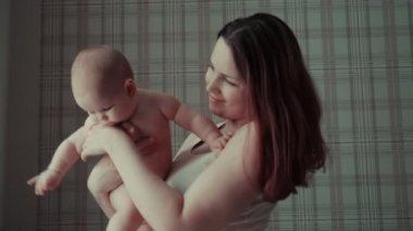 Kadın baş bebek kızı okşayarak