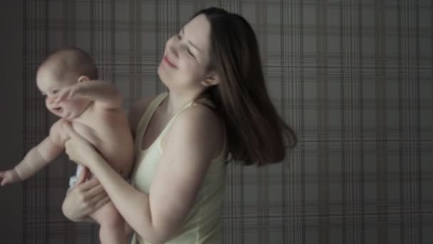 Kvinna Leker Med Lilla Dotter Mot Rutiga Vägg — Stockvideo