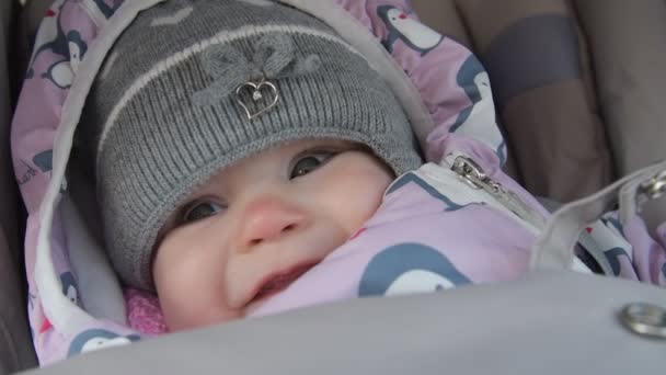 Slow Motion Video Van Kleine Baby Gekleed Winterkleren Kind Zit — Stockvideo