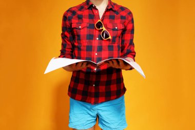 genç bir adam elinde dergi