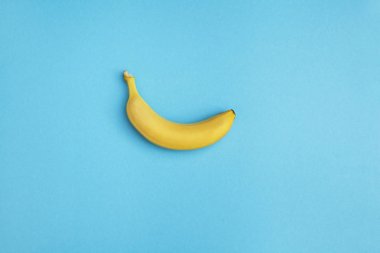 mavi zemin üzerine taze olgun muz