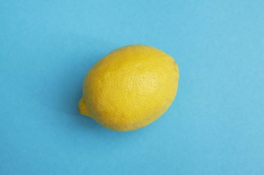mavi bir arka plan üzerinde büyük sarı limon