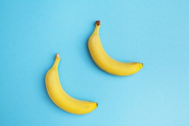 Çift mavi arka plan üzerinde olgunlaşmış muz