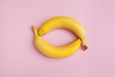 mavi bir arka plan üzerinde iki taze olgun muz