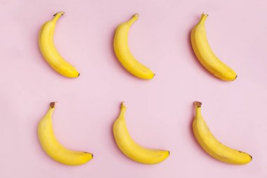 arka plan pembe bir arka plan üzerinde taze olgun muz