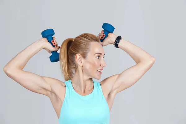 Athletische Frau Mittleren Alters Trainiert Ihre Hände Mit Hanteln — Stockfoto