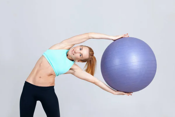 Mulher Atlética Meia Idade Alongamento Com Fitball Fundo Cinza — Fotografia de Stock