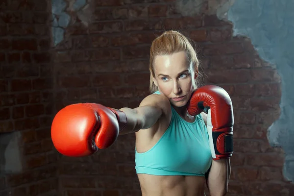 Esportes Mulher Forte Luvas Boxe Está Batendo — Fotografia de Stock