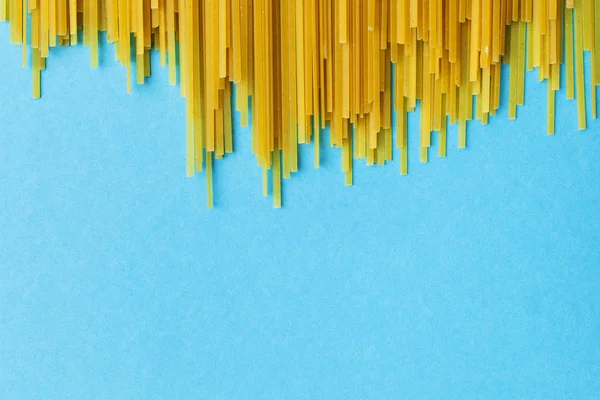Makaron Spaghetti Surowy Tle Niebieski Papier — Zdjęcie stockowe