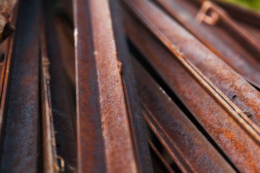 Üstüste yığılmış pas kaplı metal köşeler.