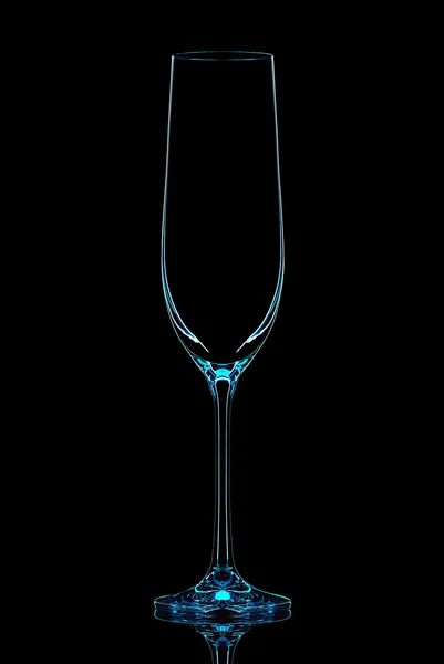 与剪切路径在黑色背景上的蓝色香槟玻璃的剪影 — 图库照片