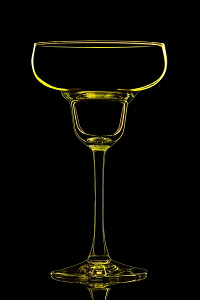 Silhouette eines gelben Weinglases mit Clipping-Pfad auf schwarzem Hintergrund — Stockfoto