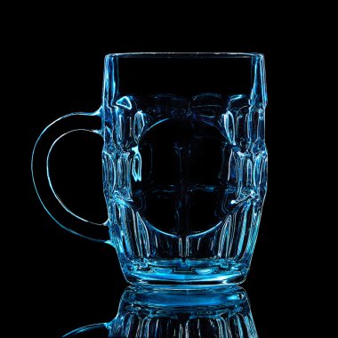 Siluet siyah arka plan üzerinde kırpma yolu ile mavi bira cam