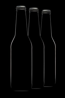 Siyah arka plan üzerine izole bira şişeleri kümesi