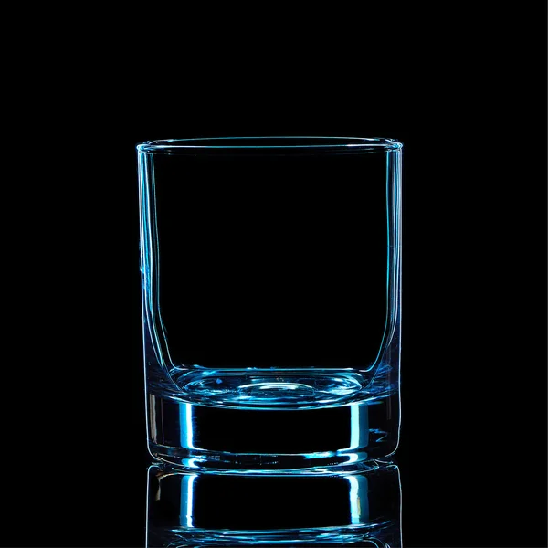 Silhouet van de klassieke glazen blauwe sterke drank op zwarte achtergrond — Stockfoto