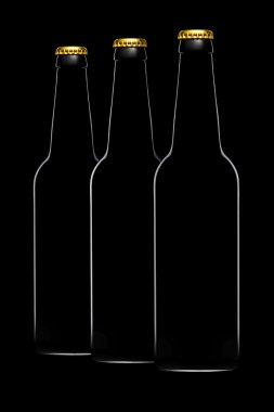 Siyah arka plan üzerine izole bira şişeleri kümesi