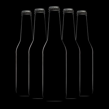 Siyah arka plan üzerine izole bira şişeleri kümesi