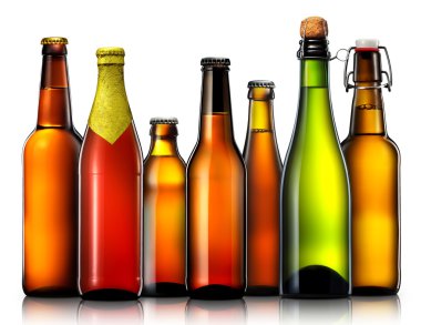 Beyaz arka plan üzerinde izole bira şişeleri kümesi