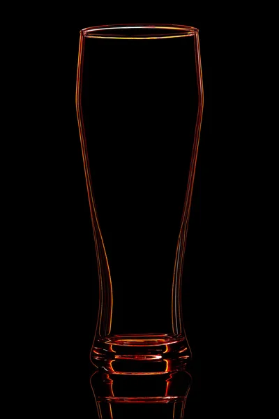 Silhueta de vidro de cerveja vermelha no fundo preto — Fotografia de Stock